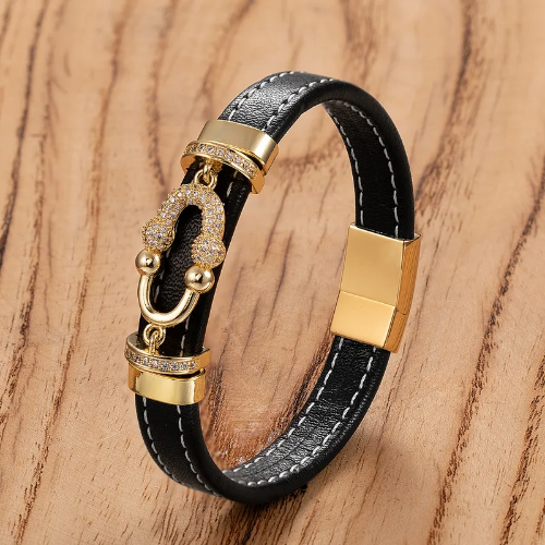 Pulsera de cuero con dije de herradura y microincrustaciones de circonita cúbica -  PUL070