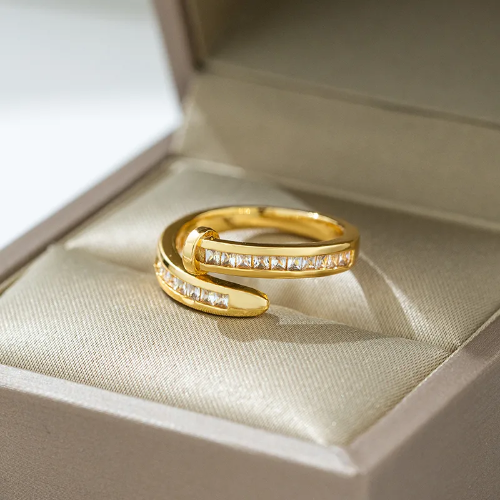 Estilo Clavo con Circoneas - Dorado - ANI106