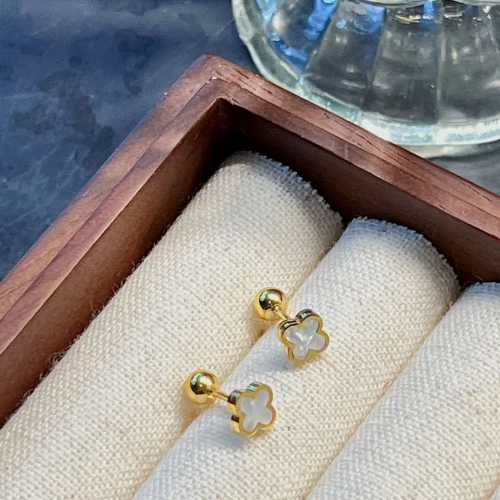 Arete Pequeño Estilo Van Cleef Blanco - Dorado - ART141