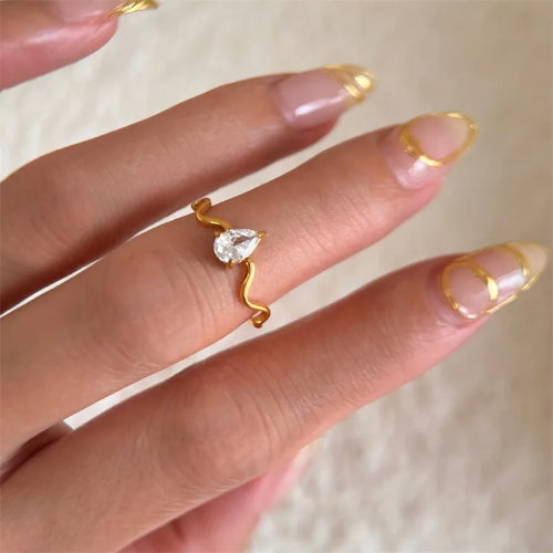 Anillo ondular con circoneas - Dorado - ANI143