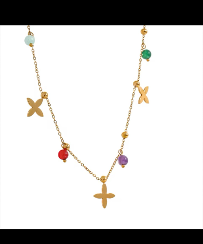 Cadena dorada con detalles de trebol y piedras de colores
