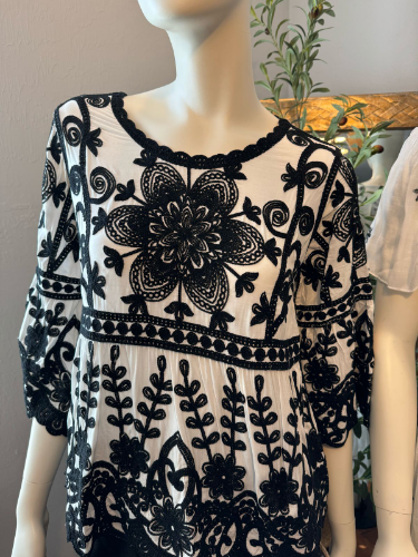 Camisa manga larga blanca bordado negro ANA & ROSE talla S,M,L,XL