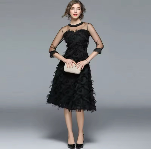 Vestido negro detalle de tranparencia en mangas con flecos SML