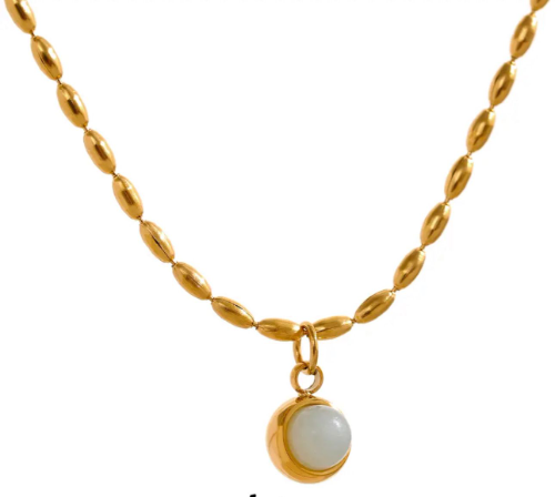 Collar dorado con medalla de piedra blanca