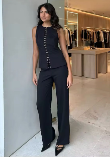 Set de top y pantalon formal detalle de broches negro y blanco