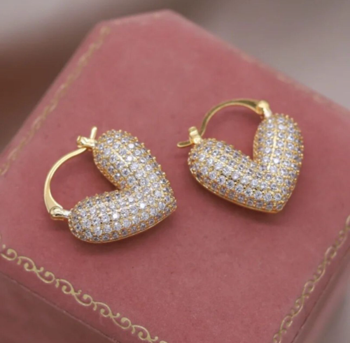Pendiente forma de corazon con brillos 18K
