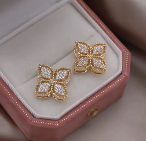 Arete boton trebol con brillos
