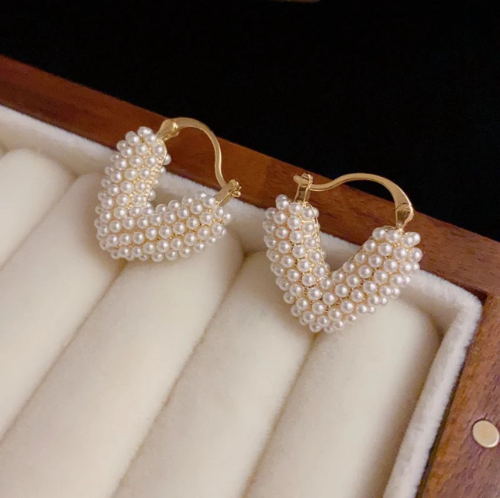 Pendiente forma de corazon perlas incrustadas