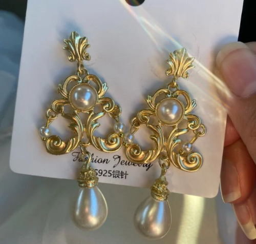 Pendiente barroco dorado con perlas