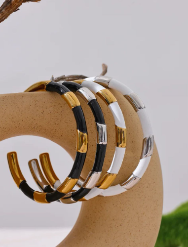 Brazalete esmaltado  blanco  negro dorados y plateado