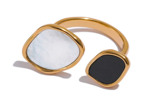 Anillo geometrico dorado piedra negra y blanca