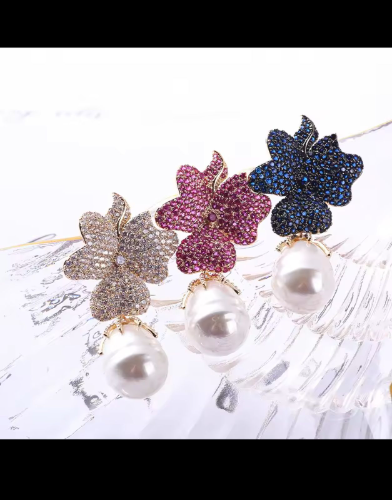 Pendiente de flor con brillo varios colores y perla colgando