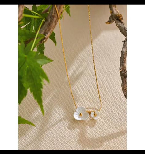 Cadena de 2 flores blancas