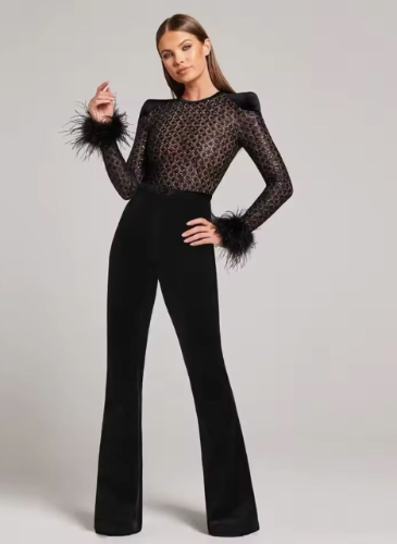 Jumpsuit negro detalla de plumas y brillos