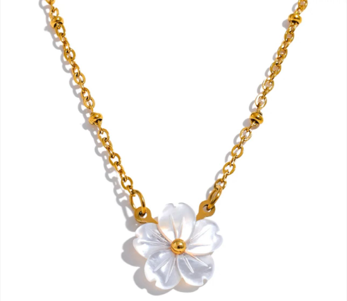 Collar dorado con flor blanca