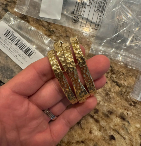 Pulsera dorada corrugada