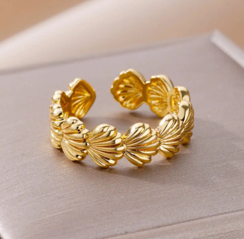 Anillo de conchas de mar dorado y plateado