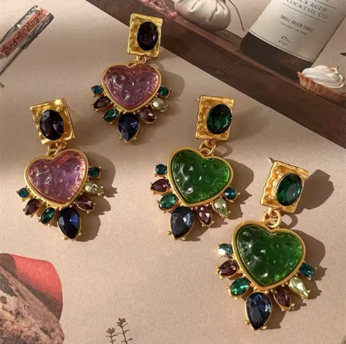 Pendientes forma de corazon con piedras rosa y verde