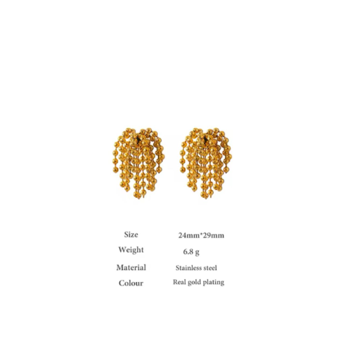 Pendientes dorados de cadenas colgando