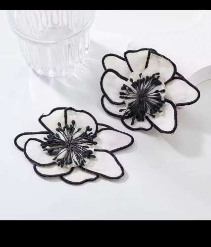 Pendientes de flor blanca con bordado negro
