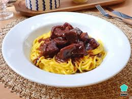 TALLARIN A LA HUANCAINA CON LOMO SALTADO