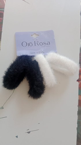 moña decorada con pelitos atercipelado blanco y negro
