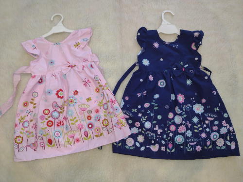 +PB0306 VESTIDO ESTAMPADO BATISTA BEBA CON APLIQUE MOÑO Y ESPALDA EN V "PAQUITOS"