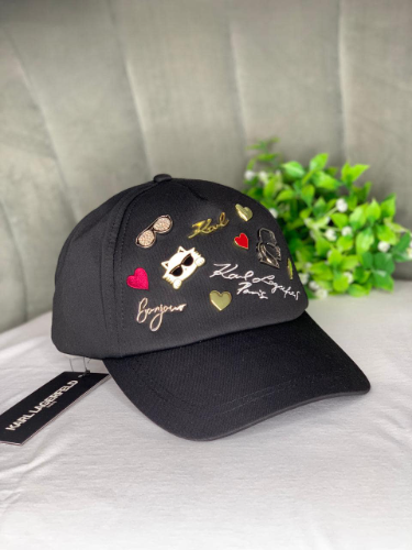 Gorra negra Karl con estoperoles