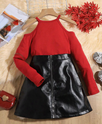 CJ FALDA NEGRA CUERINA  BLUSA VINO
