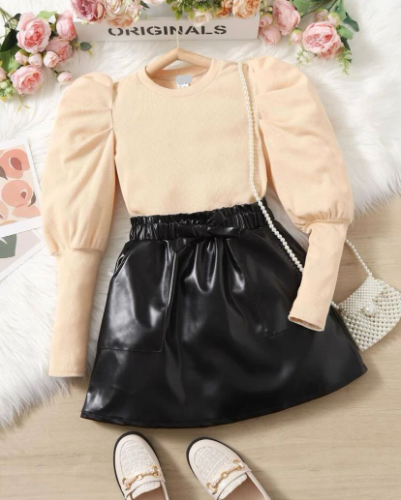 CJ FALDA NEGRA CUERO BLUSA CREMA