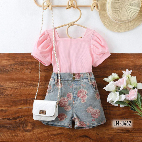 SETX2 BLUSA ROSADA ACANALADA SHORT EN JEAN DESGASTADOS FLORES