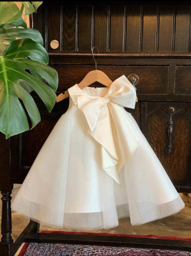 VESTIDO DE FIESTA MOÑO LATERAL DAMA DE HONOR BEIGE