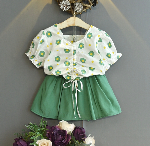 CJ SHORT VERDE ESMERALDA BLUSA BLANCA FLORES