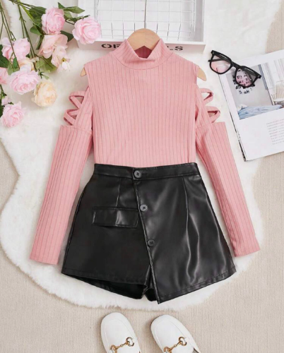 SHORT NEGRO BLUSA PALO DE ROSA