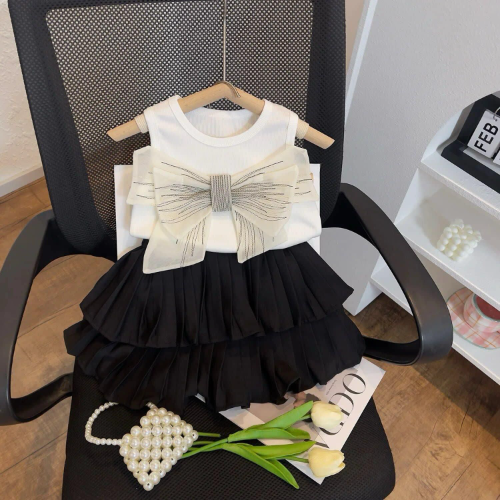 FALDA NEGRA/BLUSA BLANCA CORBATA ELEGANTE