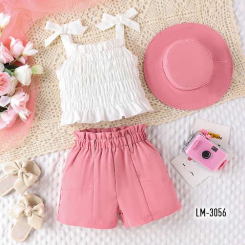 BLUSA BLANCA DE TORAS CON MONOS SHORT/GORRO PALO DE ROSA NINA BLANCO/PALO DE ROSA