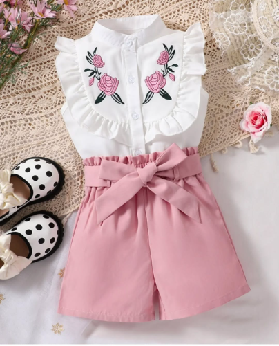 CJ SHORT PALO DE ROSA - BLUSA BLANCA ROSAS