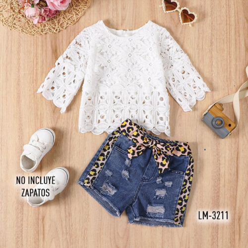 SETX2 BLUSA BLANCA EN TEJIDO DE FLORES SHORT EN JEAN ROTOS CON FRANJAS Y CINTO ANIMAL PRINT