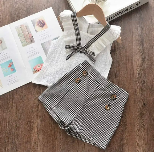 CJ SHORT GRIS CUADRO BOTONES BLUSA BLANCA