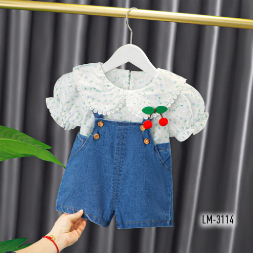 BLUSA BLANCA FLORES CON CUELLO REDONDO Y ENCAJE PRENDEDOR EXTRAIBLE OVEROL CORTO TELA