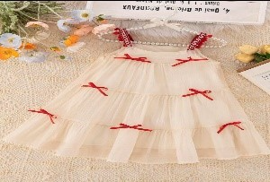 VESTIDO DE TIRAS ESPAGUETI BEIGE LAZO ROJOS CINTA