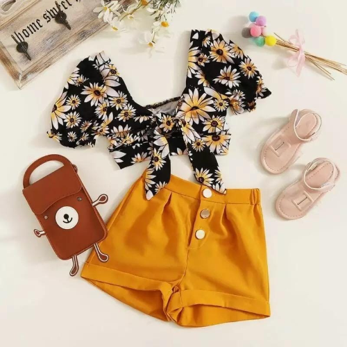 CJ SHORT NARANJA - BLUSA NEGRA MOÑO FLORES
