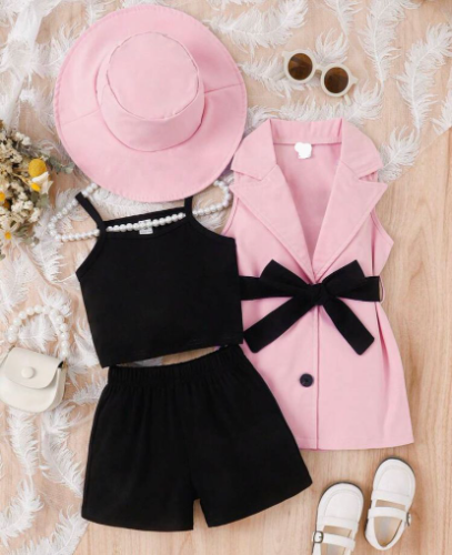 CJ TOP Y SHORT NEGRO CON ABRIGO ROSA Y SOMBRERO
