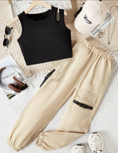 PANTALON BEIGE CARGO BLUSA NEGRA