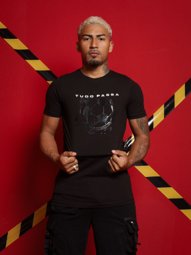 T: P Camisa preta Tudo passa detalhe bola preta