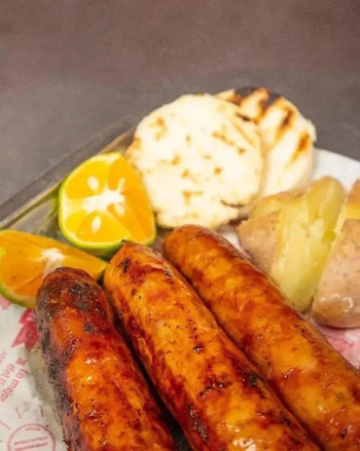 Arepa con chorizo o papa