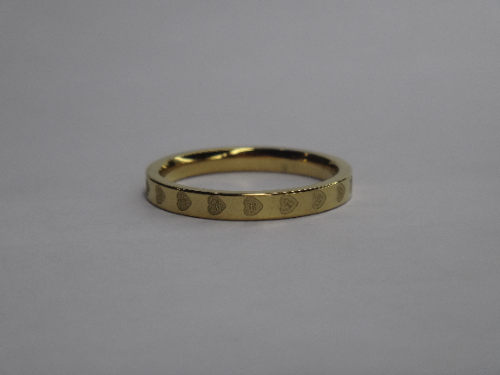 ANILLO EN ACERO ARO DE MATRIMONIO LISO CON CORAZONES CORRUGADO 2.5X1MM ANA000159
