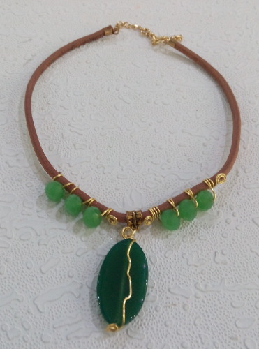 COLLAR FABRICADO EN CUERO CHECO /JADE VERDE CLF00951