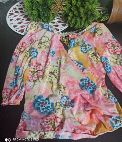 BLUSA ESTAMPADO MANGA LARGA CON DETALLE DE STRASS EN LA ESPALDA BCD00093