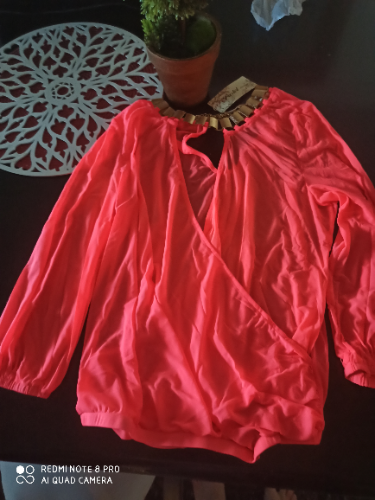 BLUSA CON DETALLE CUELLO TELA LICRADA BCD00091